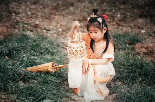 女孩诗经草药取名，冷门独特稀少女孩名字